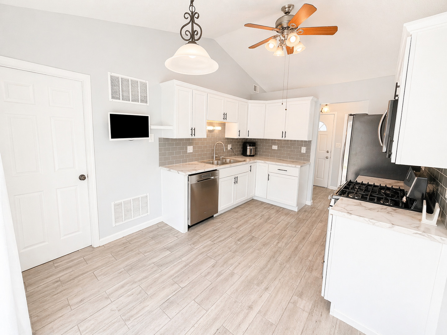 828 Huron Court Carol Stream IL 60188