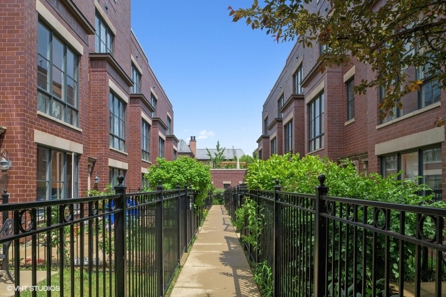 2709 North Hermitage Avenue Chicago IL 60614