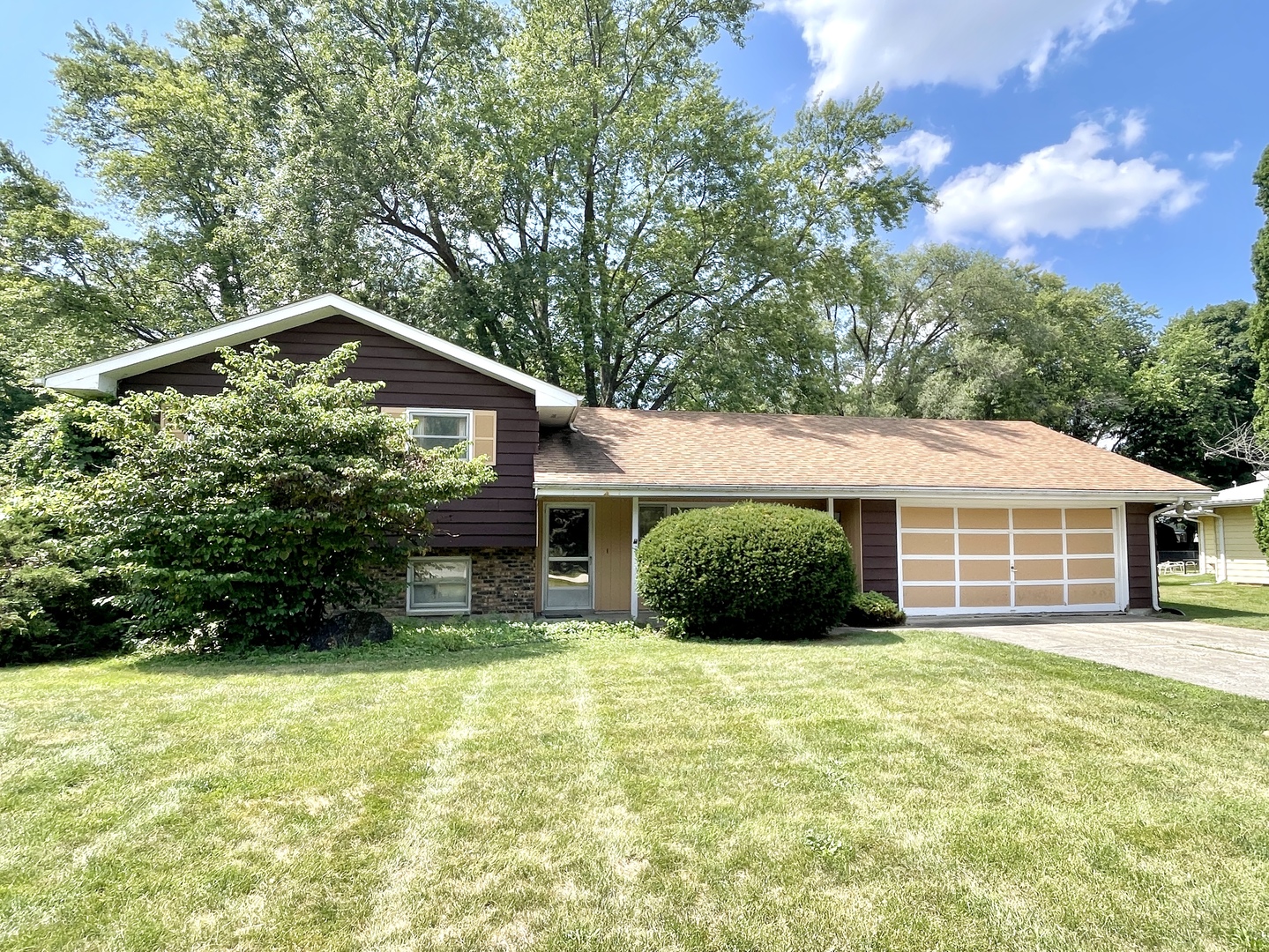 1900 Charles Lane Aurora IL 60505