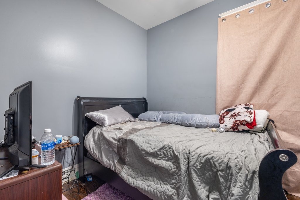 10408 South Avenue J Chicago IL 60617