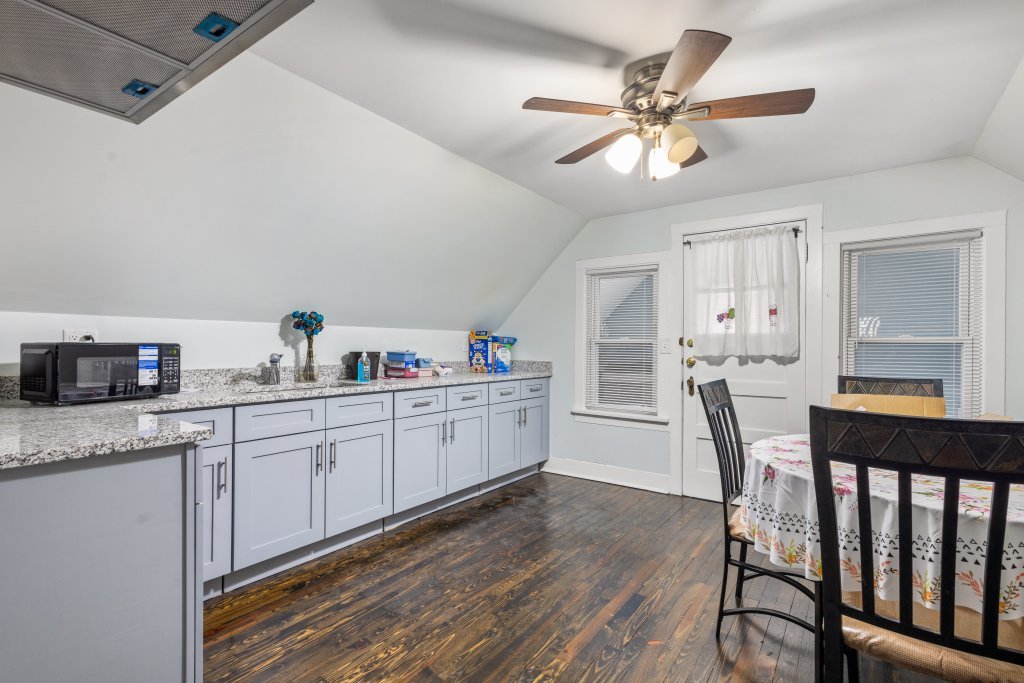 10408 South Avenue J Chicago IL 60617