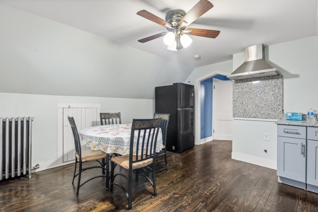 10408 South Avenue J Chicago IL 60617