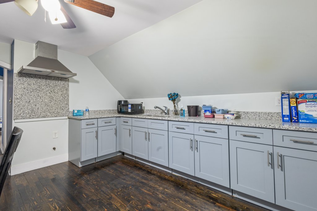 10408 South Avenue J Chicago IL 60617