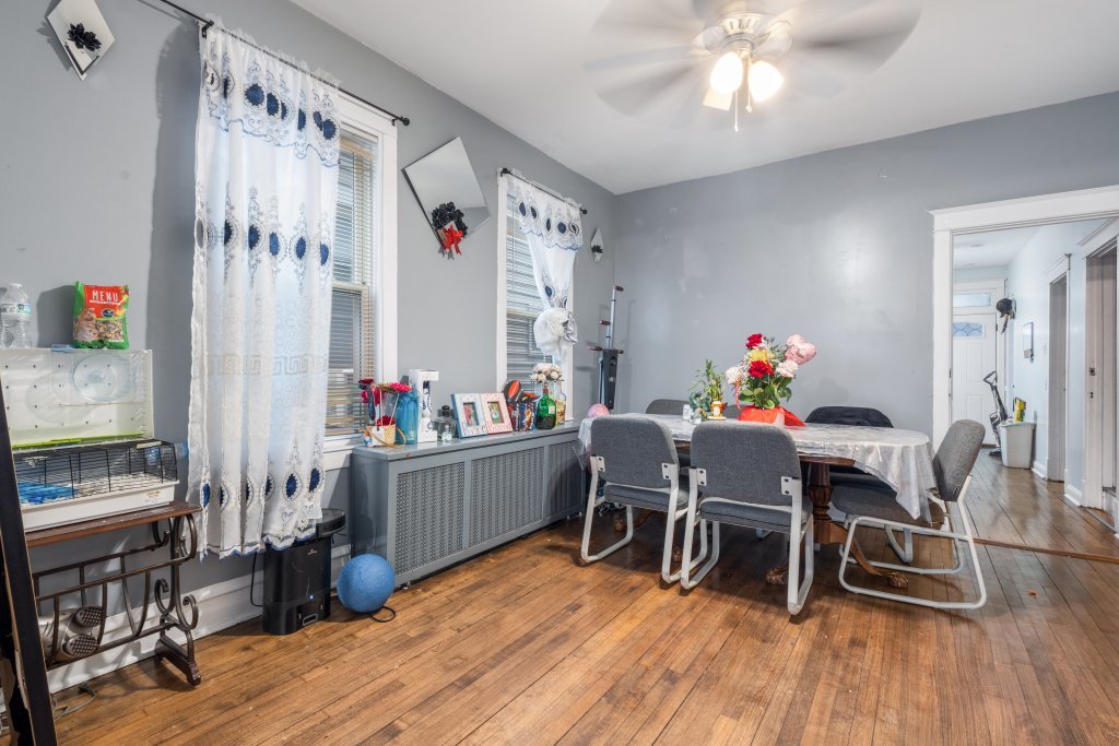 10408 South Avenue J Chicago IL 60617