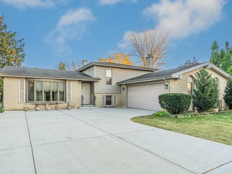 827 North Cambridge Row Addison IL 60101