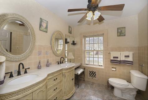 2221 Twin Oak Road Peru IL 61354