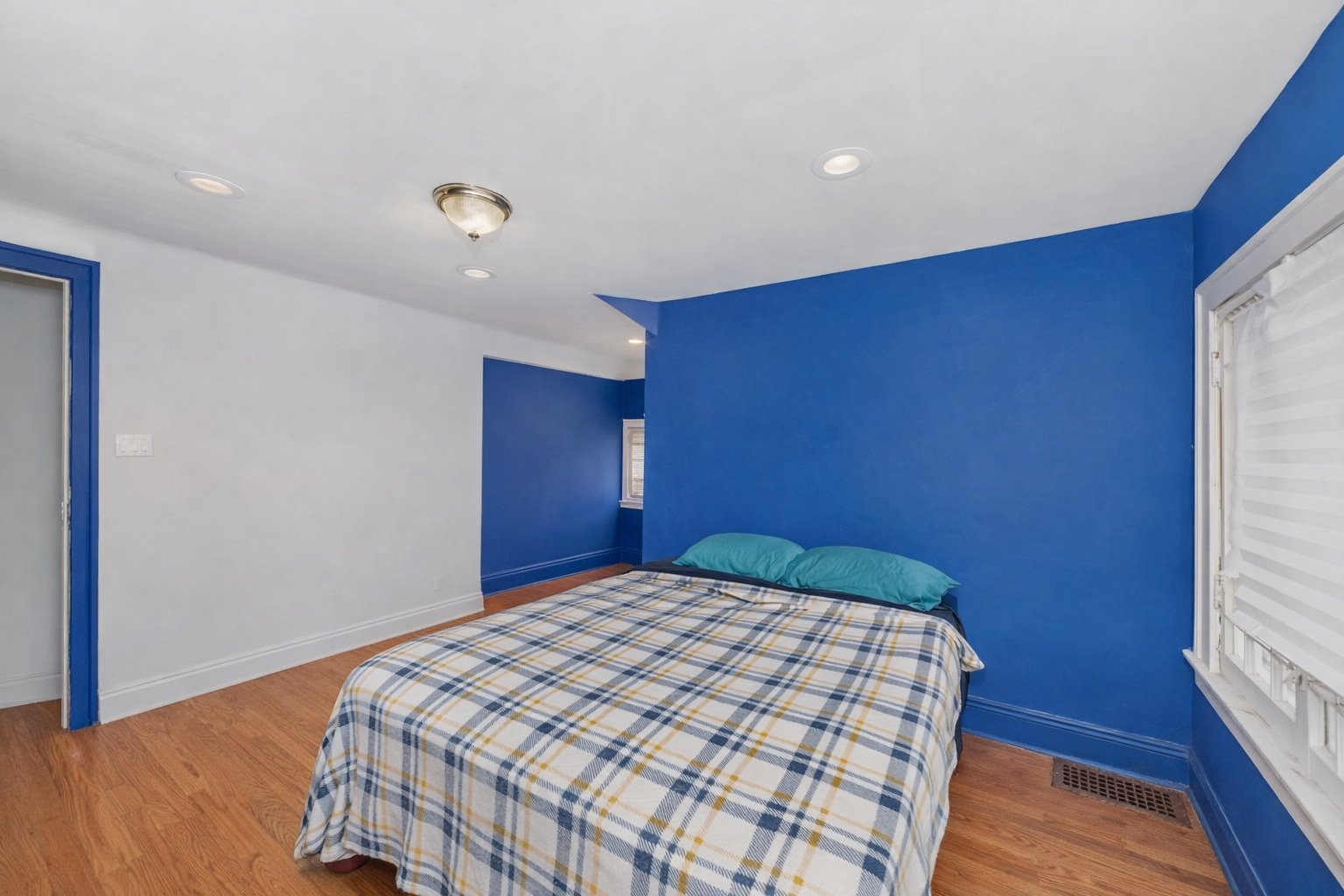 7717 South Luella Avenue Chicago IL 60649