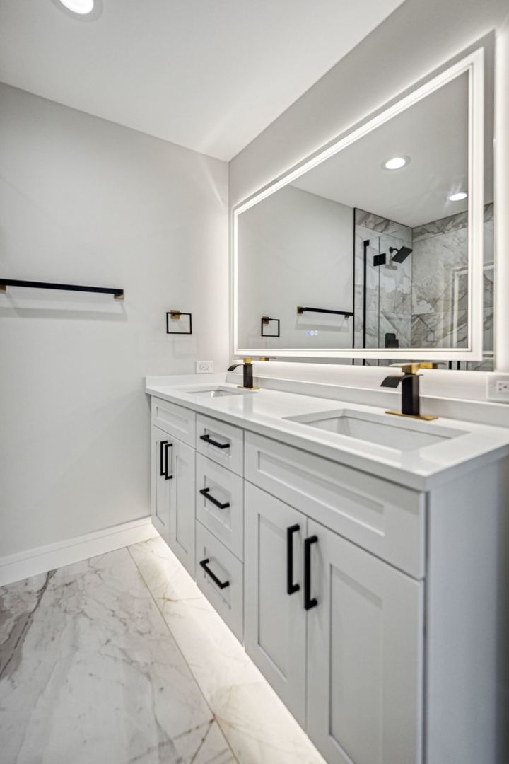 5725 West Byron Street Chicago IL 60634