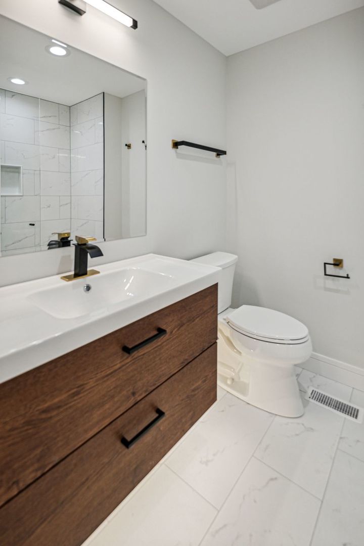 5725 West Byron Street Chicago IL 60634