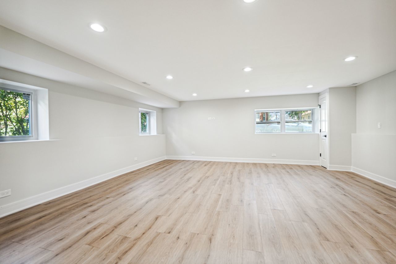 5725 West Byron Street Chicago IL 60634