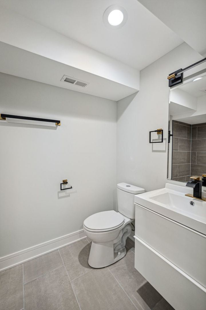 5725 West Byron Street Chicago IL 60634