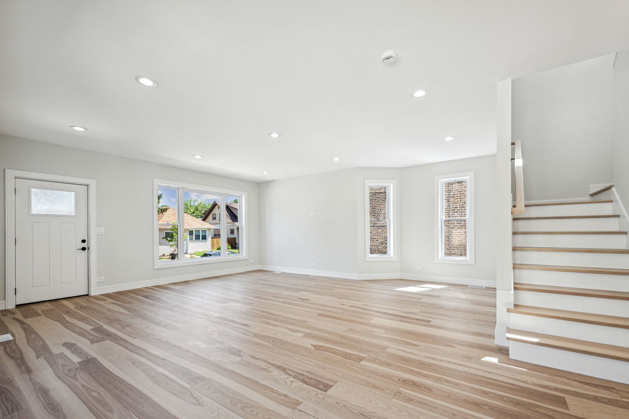 5725 West Byron Street Chicago IL 60634