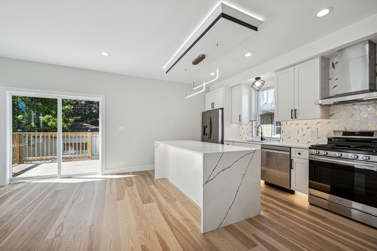 5725 West Byron Street Chicago IL 60634