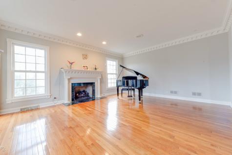 813 Fox Glen Drive St. Charles IL 60174