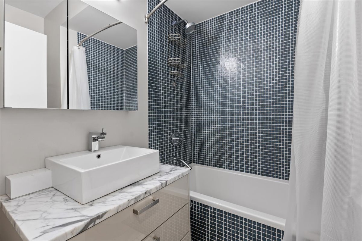 2002 West Ohio Street Chicago IL 60612