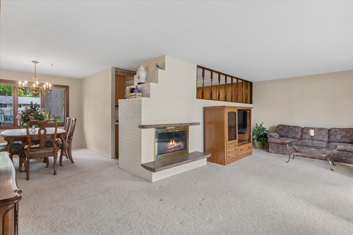 1332 West Weathersfield Way Schaumburg IL 60193