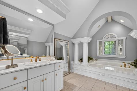 38W535 Golfview Court St. Charles IL 60175