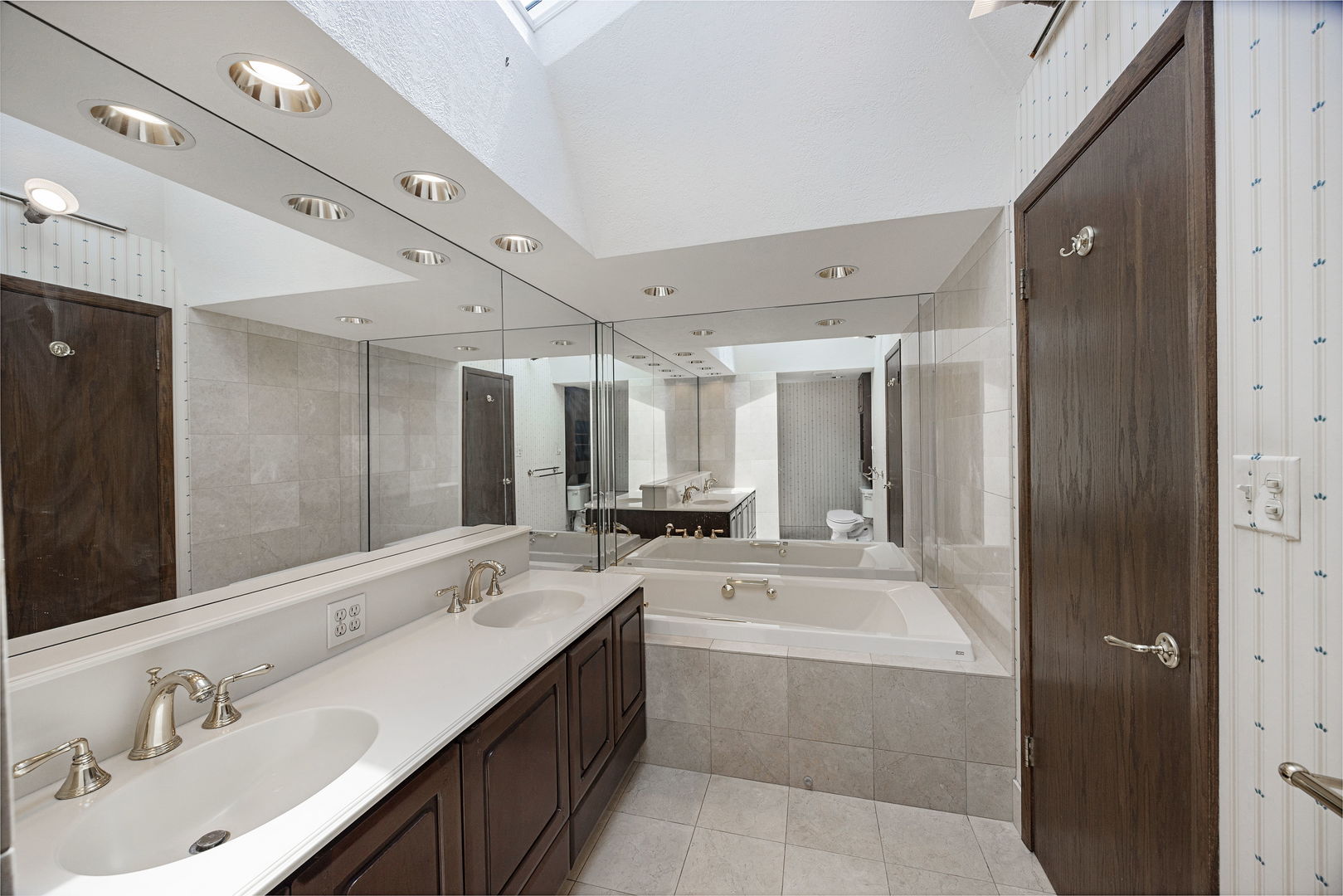 6723 Kingswood Road Willowbrook IL 60527