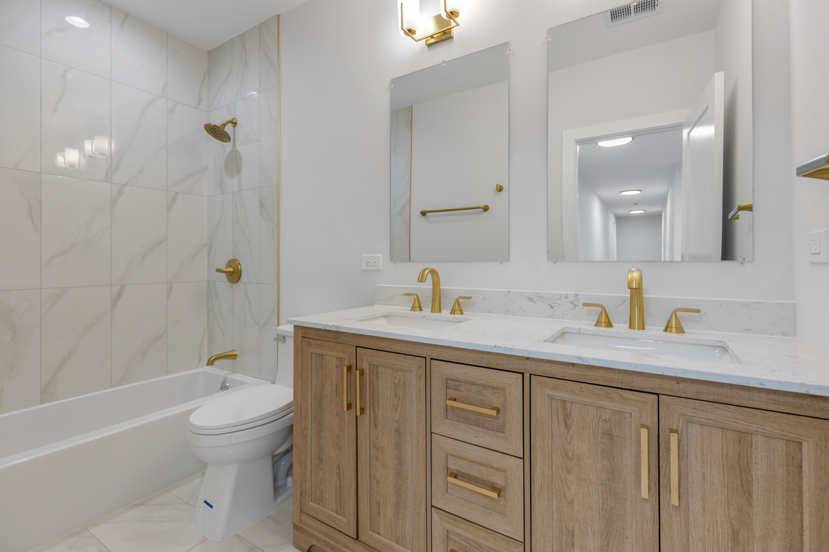 1522 West Wolfram Street Chicago IL 60657