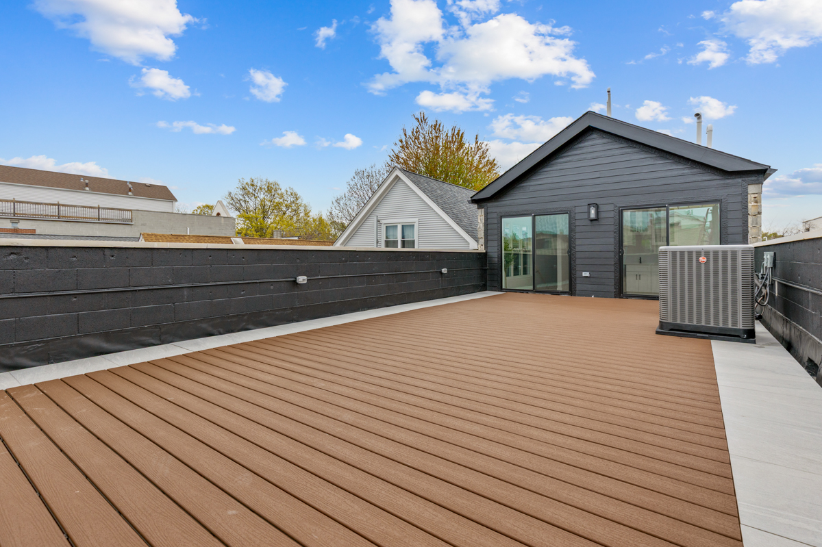 1522 West Wolfram Street Chicago IL 60657