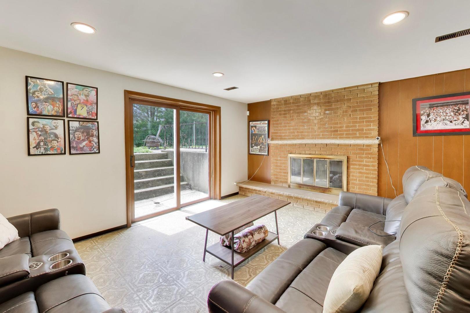 533 Carr Court Schaumburg IL 60193