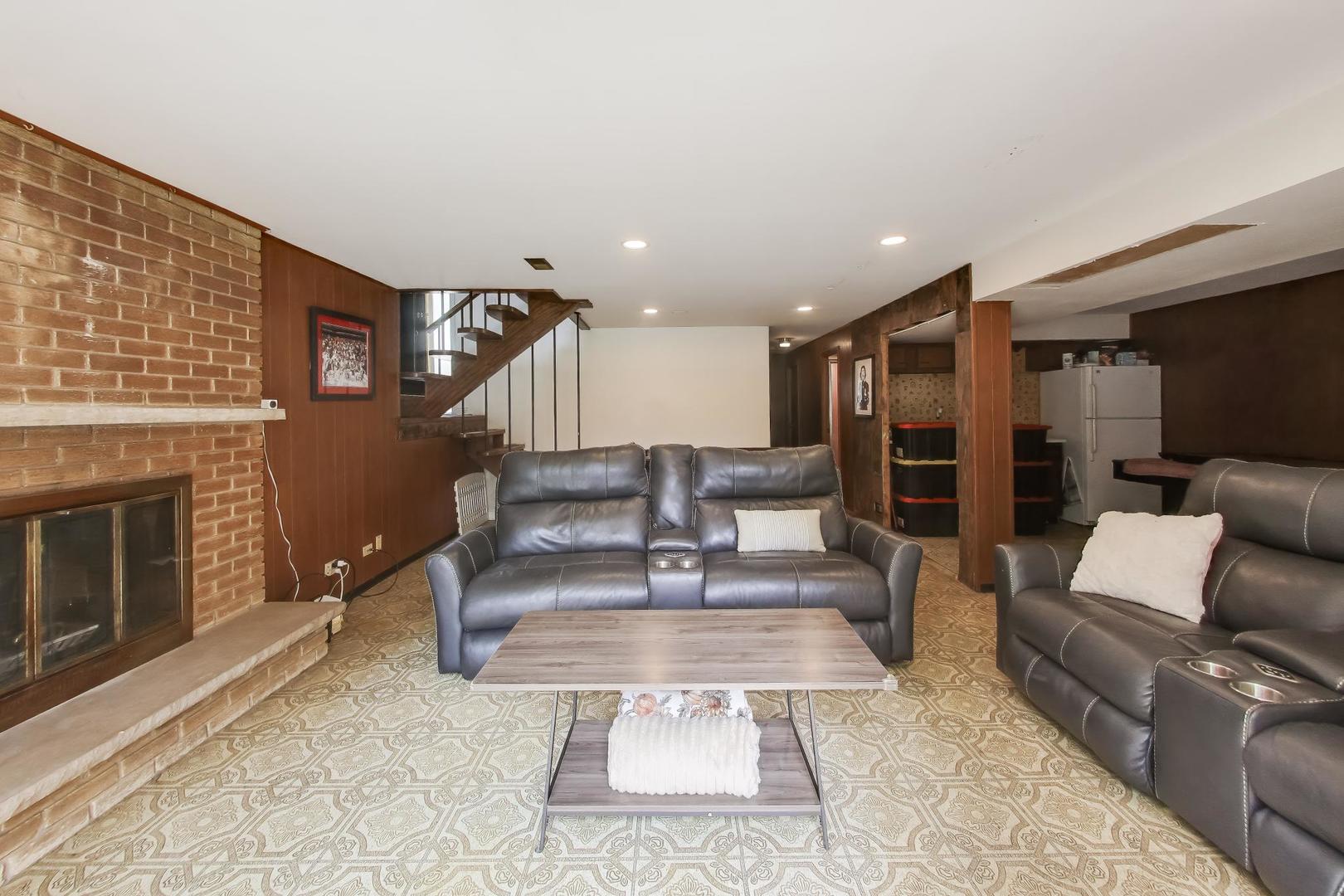 533 Carr Court Schaumburg IL 60193