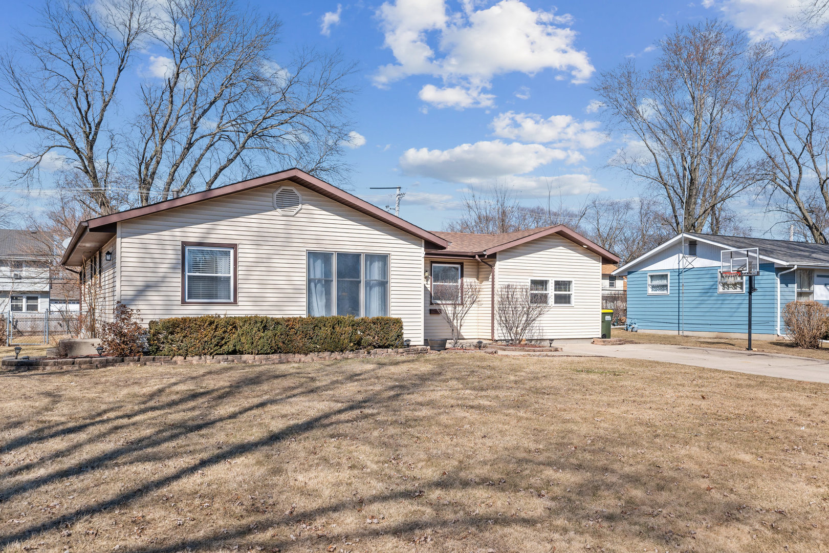 317 Mohawk Drive Carol Stream IL 60188