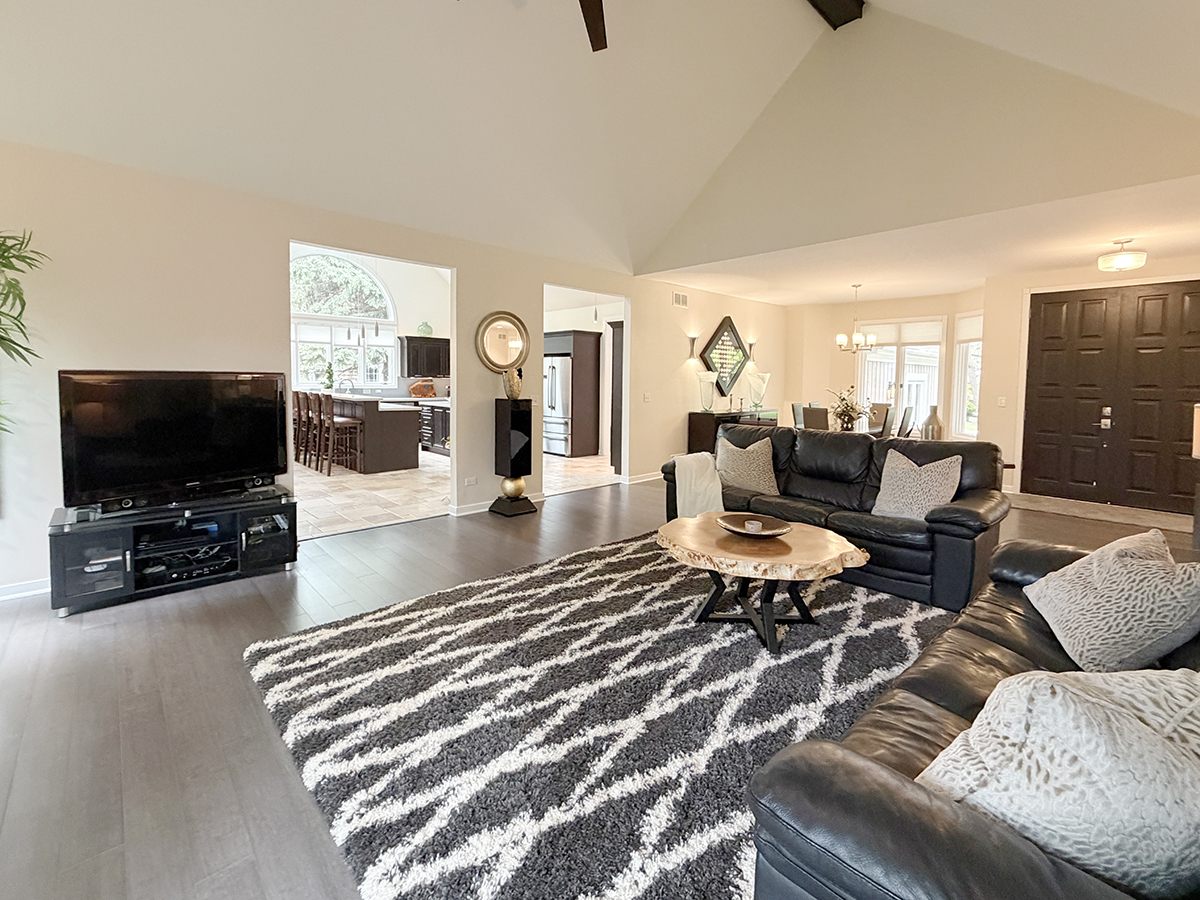 211 Ridge Lane Lake In The Hills IL 60156