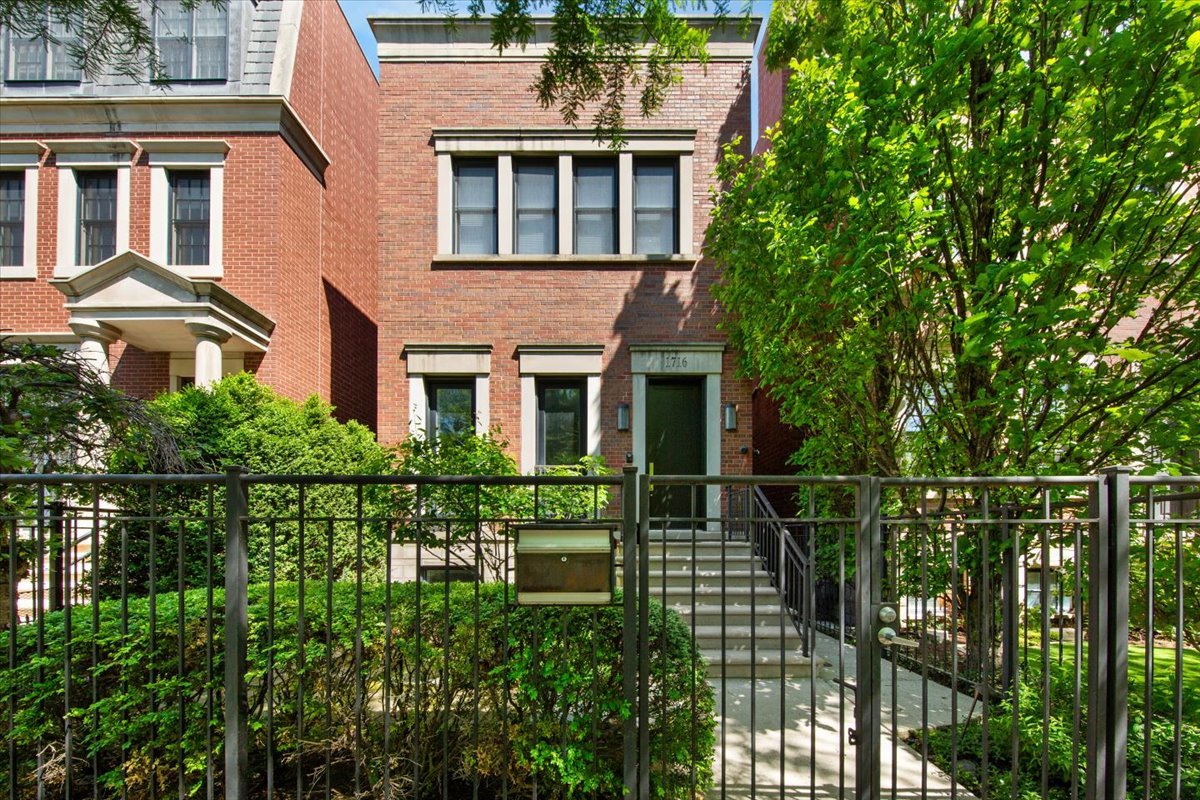 1716 West Wolfram Street Chicago IL 60657