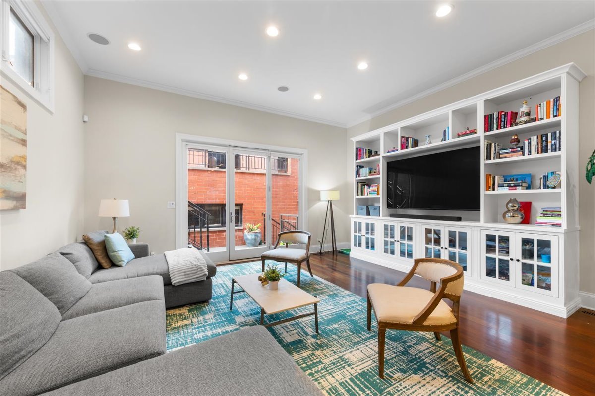 1716 West Wolfram Street Chicago IL 60657