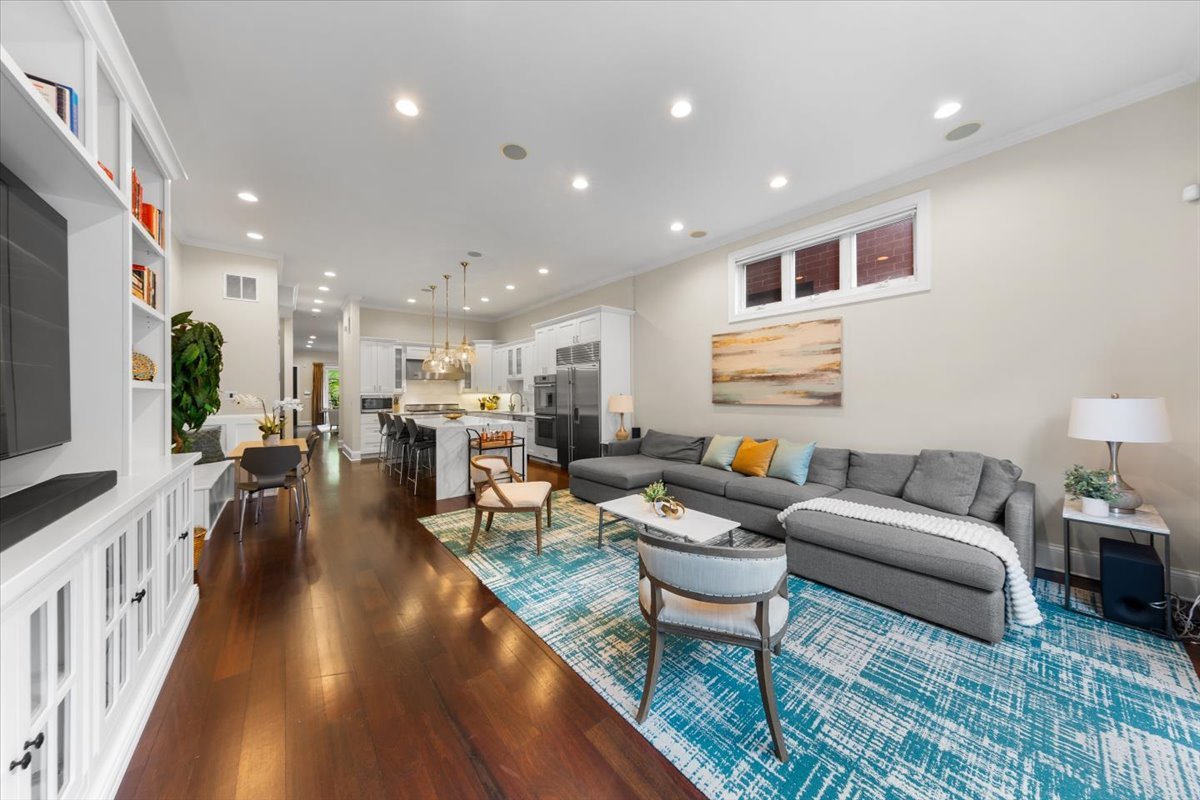 1716 West Wolfram Street Chicago IL 60657