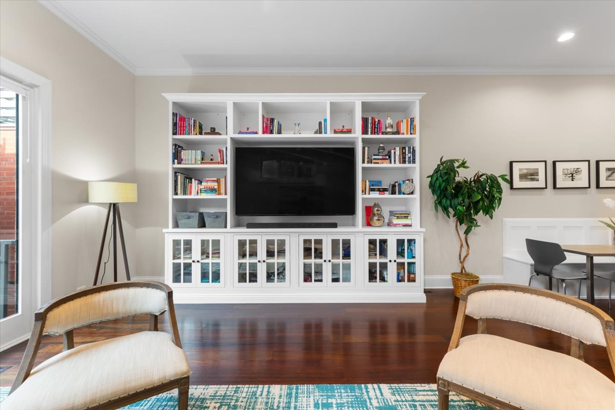 1716 West Wolfram Street Chicago IL 60657