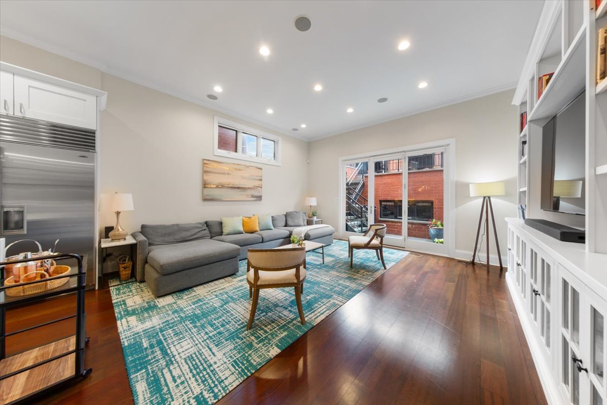 1716 West Wolfram Street Chicago IL 60657