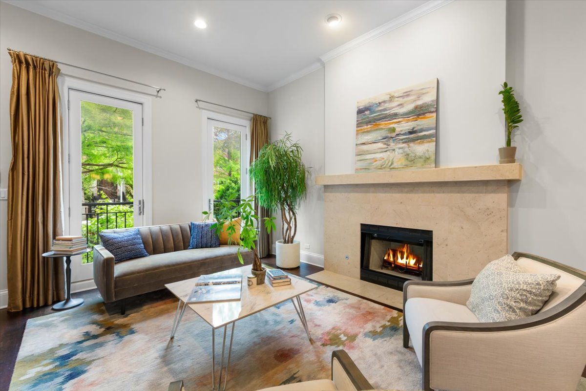 1716 West Wolfram Street Chicago IL 60657