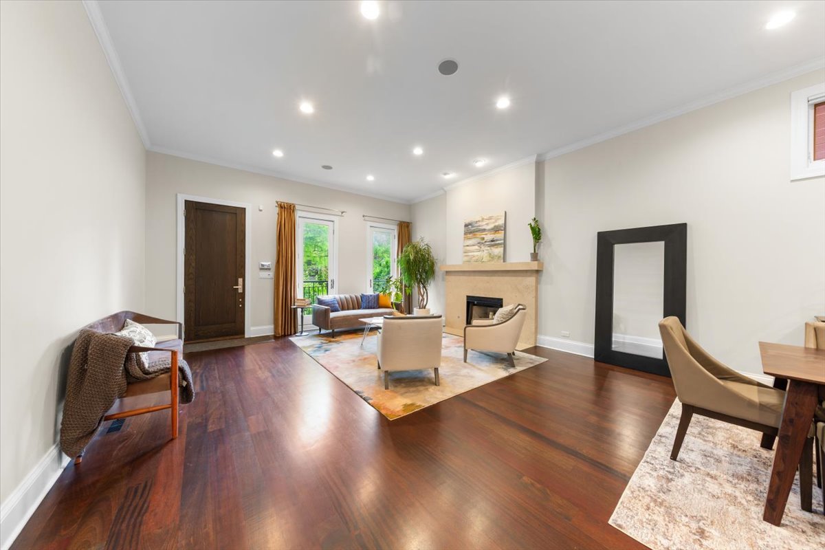 1716 West Wolfram Street Chicago IL 60657