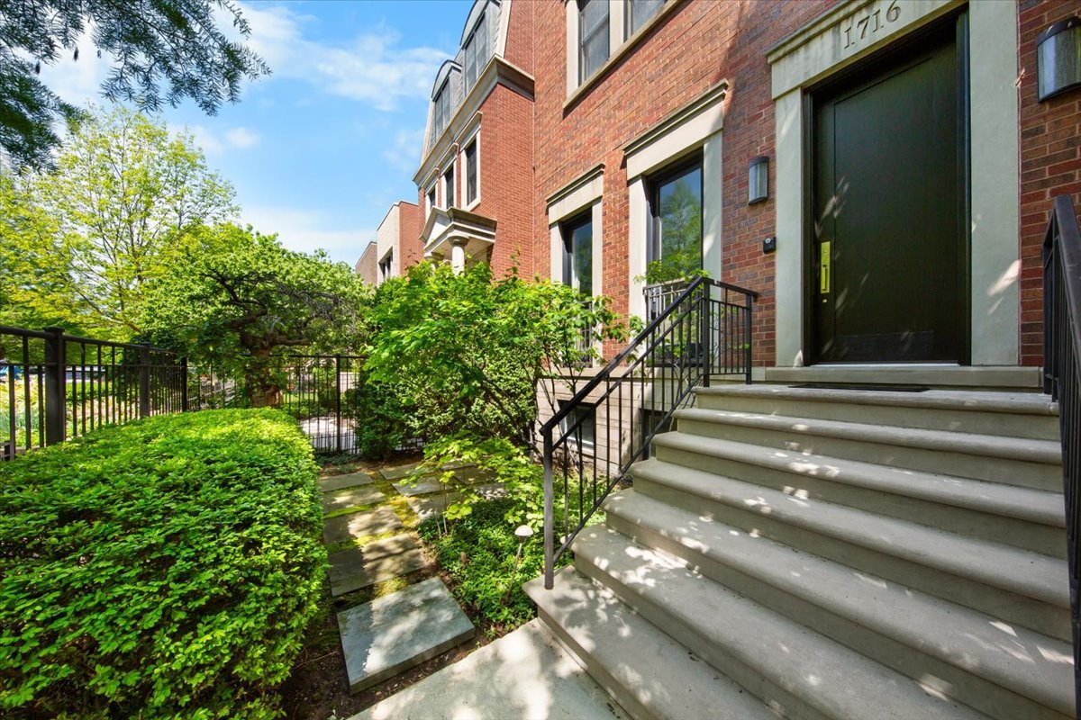 1716 West Wolfram Street Chicago IL 60657