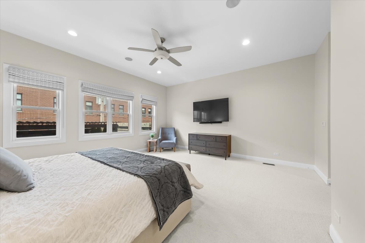 1716 West Wolfram Street Chicago IL 60657