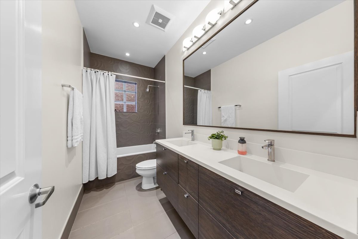 1716 West Wolfram Street Chicago IL 60657
