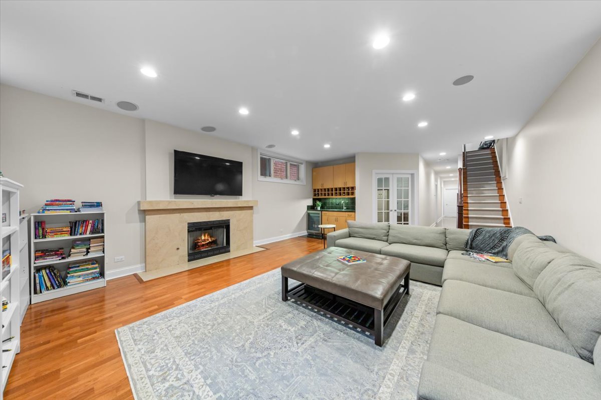 1716 West Wolfram Street Chicago IL 60657