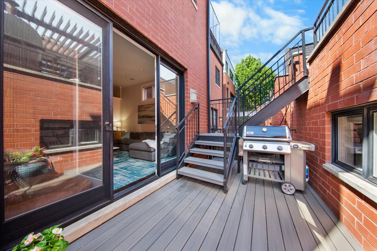 1716 West Wolfram Street Chicago IL 60657