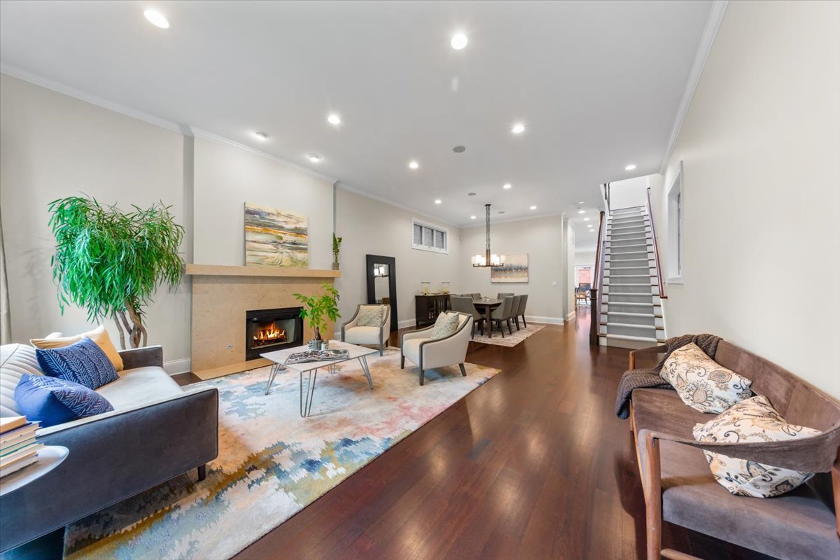 1716 West Wolfram Street Chicago IL 60657