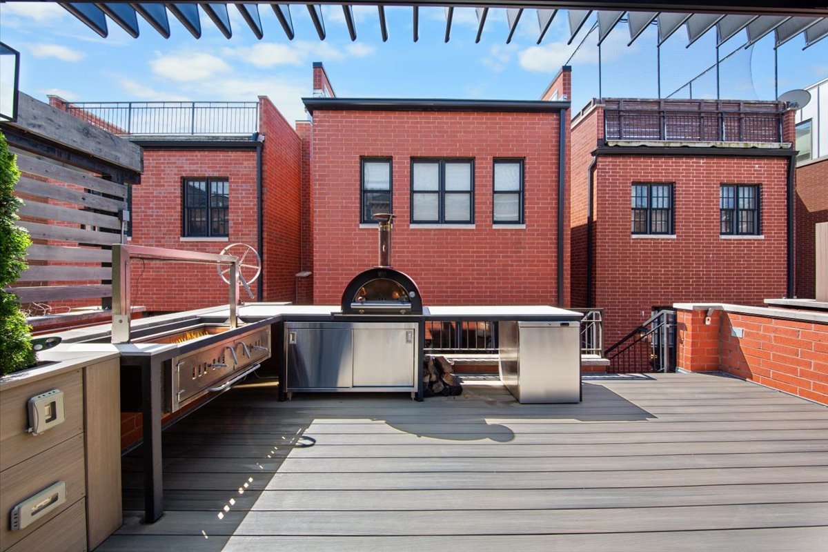 1716 West Wolfram Street Chicago IL 60657