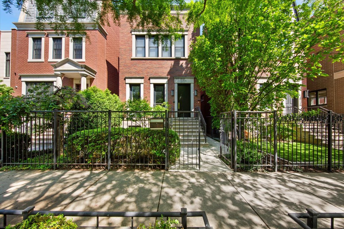 1716 West Wolfram Street Chicago IL 60657