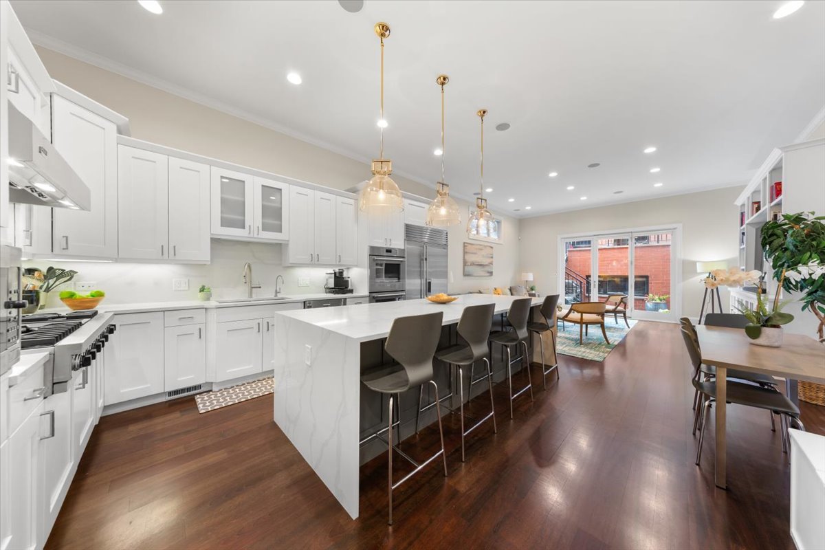 1716 West Wolfram Street Chicago IL 60657