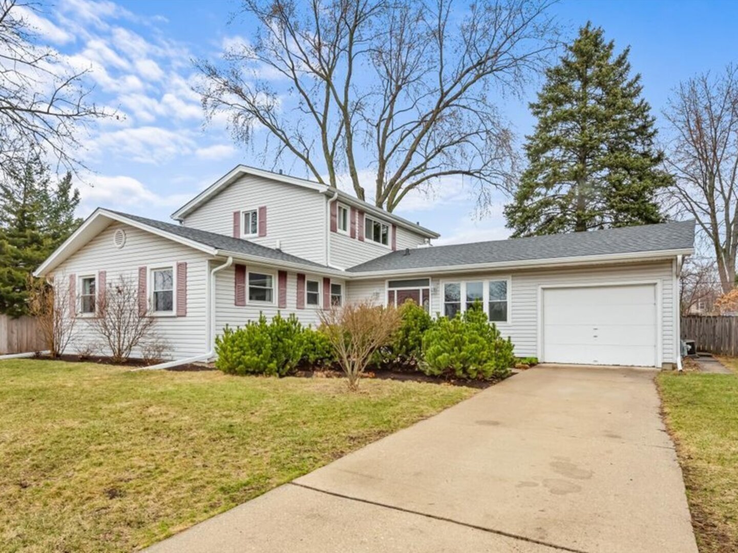 573 Cherokee Court Carol Stream IL 60188