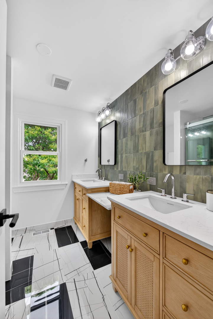 1134 Jamestown Court Schaumburg IL 60193