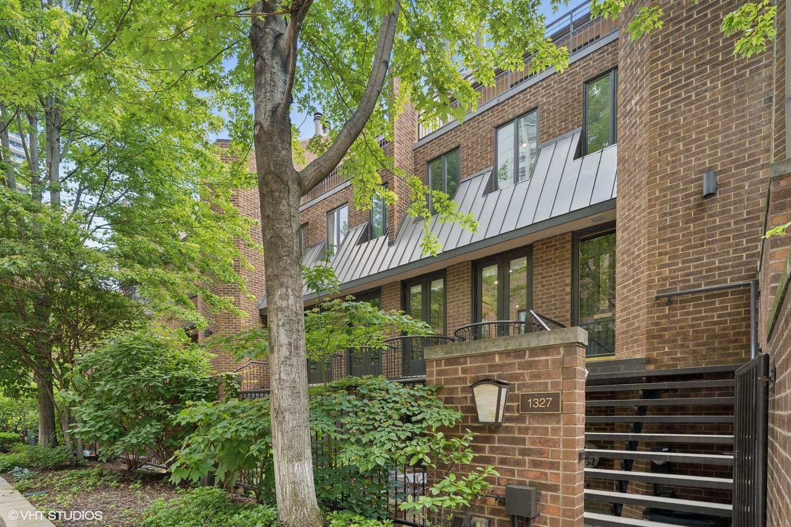 1327 North Sutton Place Chicago IL 60610