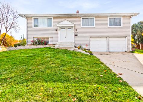 1585 West Oakmont Road Hoffman Estates IL 60169