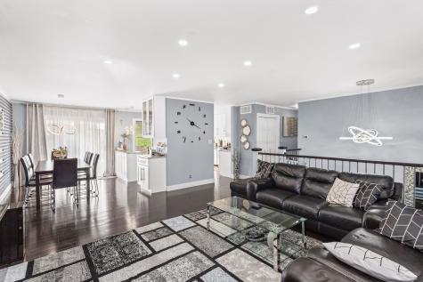 1585 West Oakmont Road Hoffman Estates IL 60169