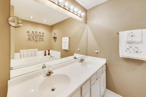 3946 Balmoral Court Rolling Meadows IL 60008